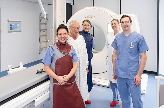 Erfolgreicher Start mit dem ersten Patienten: Das Team um Prof. Dr. Wibke Uller (3.v.l.) hat den Betrieb im neuen Radiologischen Interventionszentrum aufgenommen | Copyright: Universitätsklinikum Freiburg 